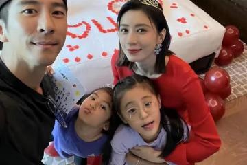 賈靜雯帶兩個女兒學書法，和大女兒風格完全不同，9歲咘咘顯調皮