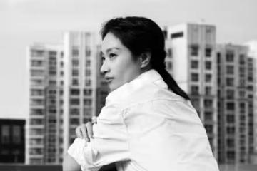 朱亞文老婆怎麼瘦成這樣！臉部骨骼明顯像極周韻，也是骨相美人