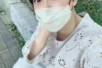 張衛健老婆罕見曬照,胖了一圈好富態,剪短髮氣質好溫柔