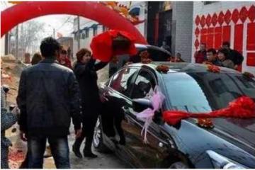 老公家裡經濟條件不太好，當年結婚我就體諒他們要我媽別收聘金… 昨天小姑出嫁，我幫著忙前忙後，無意間就聽到婆婆和親戚說的話，我衝上前怒扇老公一巴掌