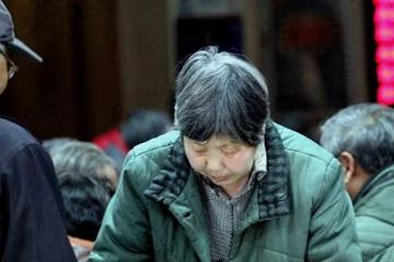 退休工資8000,兒子說要備孕讓我去養老院住,掛失工資卡兒媳慌了
