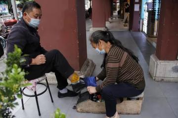 媽媽意外離世,女孩被好心大娘收養,不料悲劇再次發生