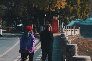 人到晚年，最大的悲哀不是變老和生病，而是子女還處於這3種狀態