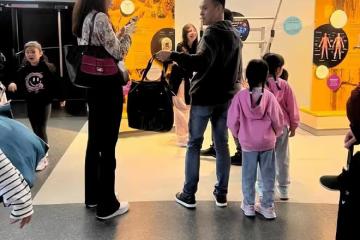 熊黛林一家四口旅遊,富豪老公累趴,兩個女兒被媽媽嚴厲教育