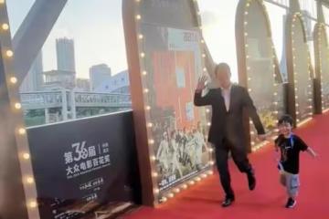吳京一家三口首次公開合體，兒子蹦蹦跳跳很活潑，妻子打扮似公主