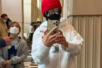 彭于晏暖心與志願者合照,劉嘉玲現身上海做核算,手機擺放惹爭議