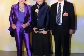 劉曉慶和四婚老公出來應酬!她一襲紫色西裝比老公還氣派,太高調