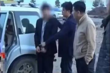 內蒙古一年輕女子,被兩名警察銬在房間審訊,還要求脫光衣服,更令人崩潰