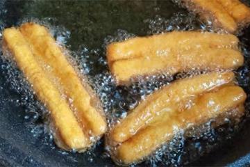油條新做法,不用麵粉,簡單一做,內里軟糯,外皮酥脆,越嚼越香