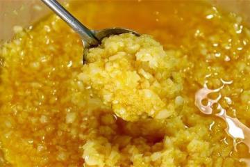 飯店的蒜蓉醬為啥那麼香?原來大廚是分兩步操作,不苦也不澀