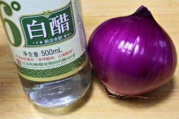 洋蔥放白醋里泡一泡，作用真的太大了，幫助了很多中老年朋友
