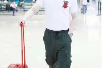 42歲黃曉明現身機場，減肥成功身材超有型，衣品開掛帥到認不出來