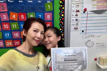 蔡少芬見證女兒小學畢業!母女開心同框,包子身高出眾長得像媽媽