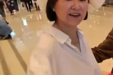 69歲林青霞被偶遇，素顏狀態顯衰老，主動握手親和力非常好