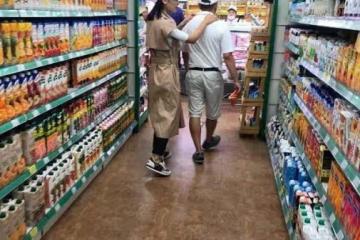 劉濤夫婦逛街被偶遇，老公發福厲害全程手插兜，她打扮樸實接地氣