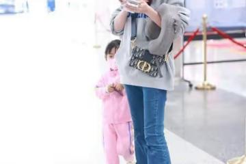 穎兒罕帶女兒走機場,4歲女兒單眼皮像爸超拽,她瘦太狠變骨頭人
