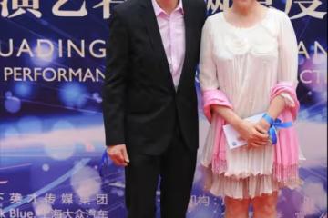 馮遠征大8歲老婆扮嫩有一套,娃娃裙配妹妹頭,67歲奶奶卻像50歲