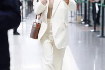 蔡文靜年紀不是很大，可穿白色西裝挺有「霸道女總裁」樣，太颯了