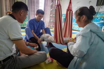 男嬰「活不了幾天」,倔強外婆不放棄跑醫院千餘次,如今奇蹟出現