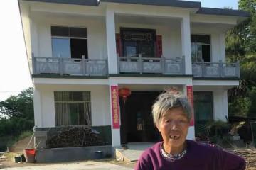 1992年,農婦收養被棄6次的女嬰,25年後,女兒回報兩層別墅