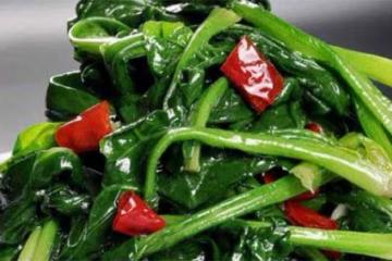 炒菠菜時,直接下鍋炒是大錯,多加這一步,出鍋顏色碧綠無澀味
