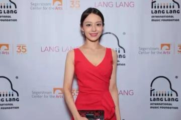 吉娜真給老公長臉!一襲中國紅長裙現身國外宴會,美成焦點太大氣