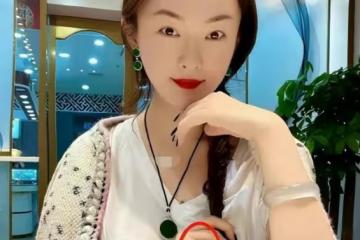 霍思燕真不低調!現身同學聚會珠寶翡翠戴滿身,瘦過頭臉卻大變樣