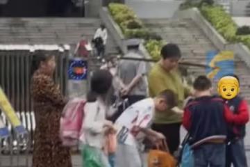 2個兒子又生4兒1女,奶奶用扁擔挑書包,接5個孫輩放學,旁人笑噴