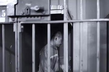 21年前四川學霸偷竊高考試卷,背熟後參加考試,看到考題卻傻眼了