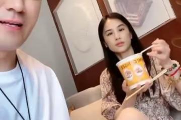 黃聖依直播走光!隱私一覽無餘,楊子也不提醒,還一直往大腿根拍