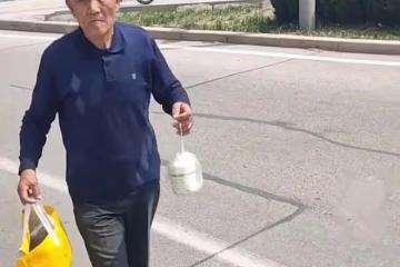 七旬父親心疼兒子開公交車作息不規律，堅持每天到站台送飯