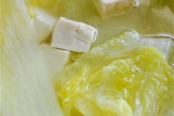 白菜豆腐湯這樣做，湯色濃白，味道鮮美，秋冬喝上一碗全身暖和