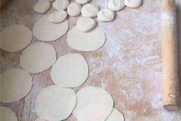 包餃子麵皮很重要，10年餃子店教你3個訣竅和面擀皮，勁道好吃