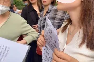 32歲女碩士去相親角，被男子懟哭：都這個年齡了，還提這麼多條件