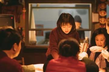 遠嫁表姐難得回老家「我馬上轉2000元給大伯母加菜」! 晚上吃飯時「大伯卻說坐不下不讓我上桌」,我摔碗就走人「隔天得知大伯用意」我懊悔落淚 # 我看得太淺了