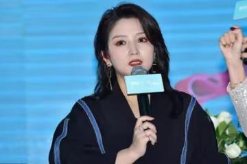 何潔現身商演,小西裝使勁勒出腰身,反光絲襪太顯廉價
