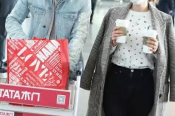 韓庚夫婦走機場,他裹頭巾像小老太,嬌妻這褲子上身太尷尬