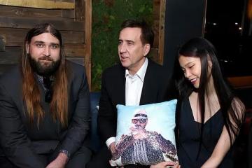 尼古拉斯凱奇攜妻走紅毯！嬌妻穿藍裙遮孕肚，31歲大兒子像流浪漢