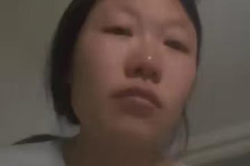 孩子出生33天丈夫出去按摩，妻子叫回被摔門甩臉子，隔天卻又心軟