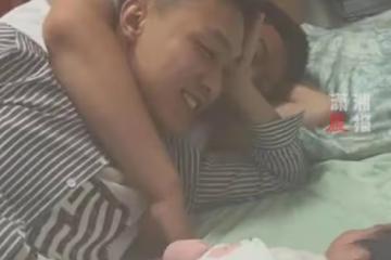 男子稀罕朋友閨女想摸一下，被呵斥和兄弟撒嬌，得知原因讓人笑噴