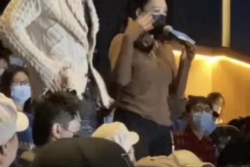 春光乍泄！鍾麗緹電影院走光，身材豐滿撐爆衣服，張倫碩反應暖心