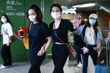 合體走機場，宋祖兒背萬元大牌炫腹，大28歲王琳靠王菲同款搶風頭