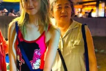 李嫣和閨蜜聚餐,換回黑髮色很青春,穿兩分褲秀腿衣著依舊很大膽