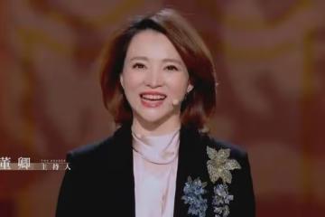 被詠梅的氣質折服了！同框董卿錄製朗讀者，褲裝披風出場就被吸引