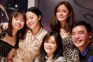 鍾鎮濤一家五口罕同框,章小蕙女兒五官太像媽,顏值碾壓范姜女兒
