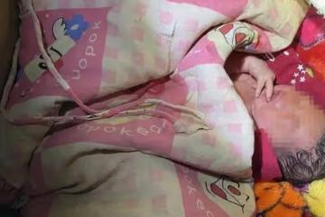 10年丈夫從家門口抱回一棄嬰,孩子長大後像丈夫,妻子要求做DNA