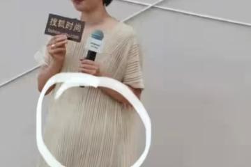 一碰就懷孕？白百何疑懷三胎！短髮現身穿平底鞋，大肚子孕味十足