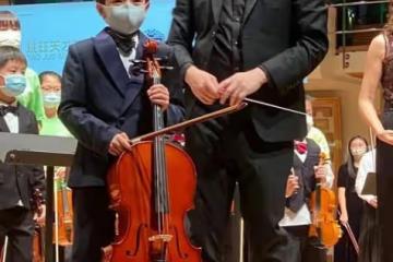 郭晶晶媽媽罕露面，戴銀手鐲頭髮已花白，祖孫三代同框有同款大眼