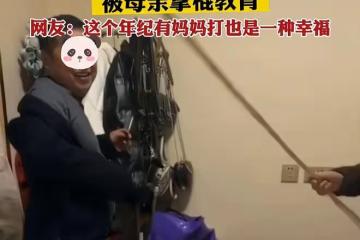 男子喝醉酒回家,被八旬母親拿棍子教訓,不躲閃還笑呵呵挨揍