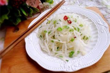 涼拌白蘿蔔絲怎麼做好吃？焯水還是直接拌？飯店大廚教你正確做法